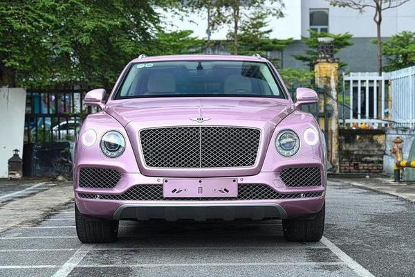 Bentley Bentayga Pink độc nhất Việt Nam sau 3 năm ra biển được bán với giá 8 tỷ đồng