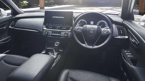 Toyota Crown 2021 bản cập nhật sớm với màn hình cảm ứng siêu to khổng lồ