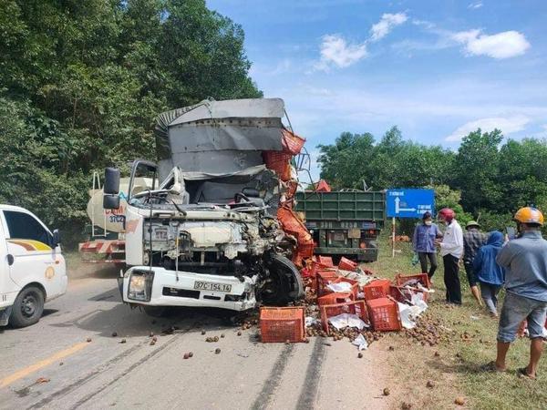 Ô tô tải chở trái cây tông trúng xe đầu kéo khiến 1 người tử vong tại Hà Tĩnh