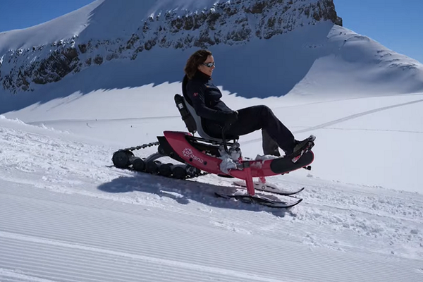 Arosno e-trace - xe đạp điện trượt tuyết với thiết kế bằng 1/2 xe hơi