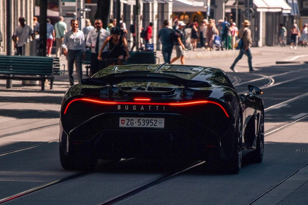 Siêu xe Bugatti La Voiture Noire có 1-0-2 trị giá 19 triệu USD đã có biển số