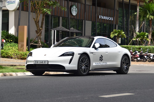 Siêu xe điện Porsche Taycan giá 4,7 tỷ trên phố