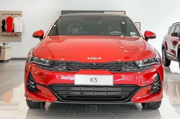 Kia K5 2022 giảm 25 triệu đồng tại đại lý, "quyết đấu" Toyota Camry