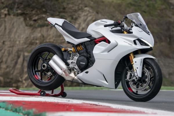 Ducati SuperSport 950 2021 sở hữu ngoại hình thể thao khỏe khoắn với nhiều trang bị mới