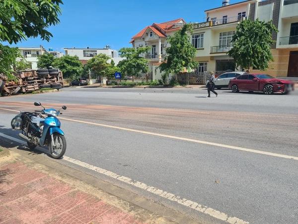 Xe tải tông vào VinFast LUX A2.0 rồi lật nghiêng giữa đường tại Quảng Ninh