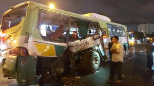 Ô tô tông xe buýt khiến 20 hành khách nhập viện cấp cứu