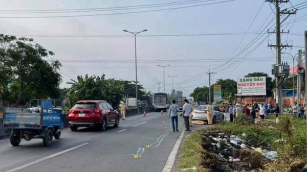 Tai nạn liên hoàn giữa hai ô tô và một xe máy khiến nam thanh niên 17 tuổi tử vong tại Vĩnh Long