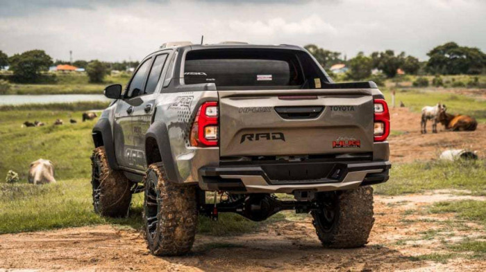 Toyota Hilux với gói phụ kiện hầm hố, cạnh tranh Ford Raptor