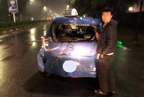 Xe bán tải tông đuôi 2 taxi khi dừng đèn đỏ khiến 1 nữ hành khách trong tình trạng nguy kịch