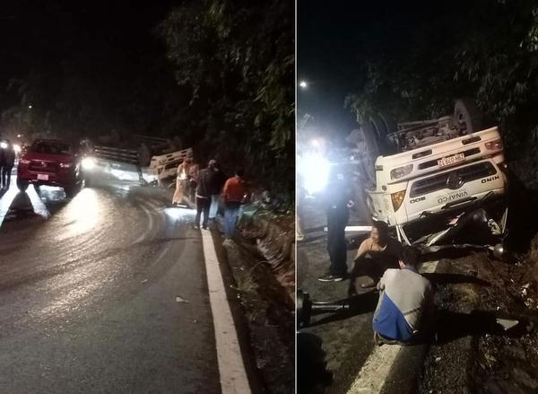 Ô tô tải lật ngửa trên đèo Bảo Lộc sau va chạm với xe máy khiến 2 nữ sinh tử vong tại chỗ