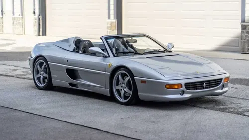Siêu xe Ferrari F355 Spider 1998 lên bàn đấu giá chỉ với 7.400 dặm trên ODO