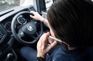 Chính phủ Anh thắt chặt luật lái xe : không được phép sử dụng điện thoại di động