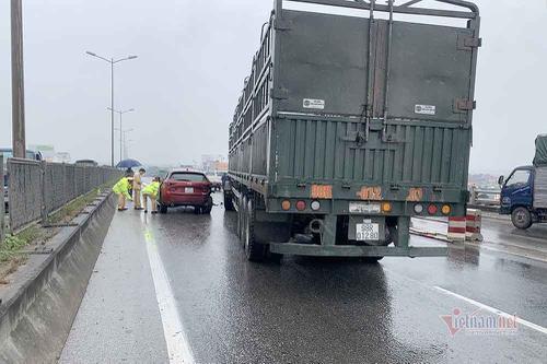 Tai nạn liên hoàn giữa xe container và hai ô tô dưới mưa gây ùn tắc giao thông nghiêm trọng