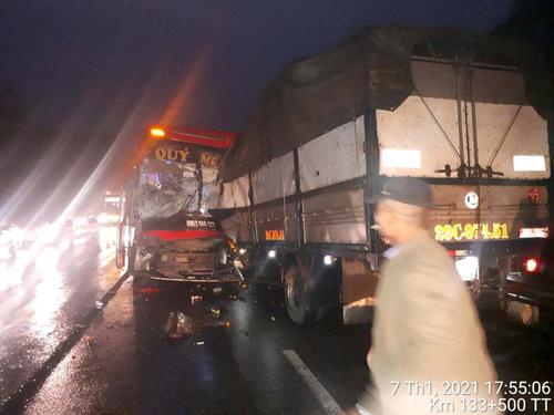 Tài xế xe khách lấn làn, đâm ô tô tải trên đường cao tốc Nội Bài - Lào Cai