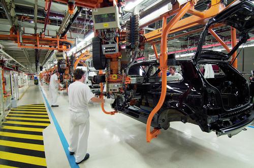 Các nhà sản xuất ô tô buộc phải ngừng sản xuất do thiếu chất bán dẫn