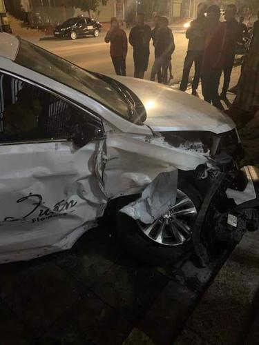 Ô tô con gây tai nạn liên hoàn, khiến Toyota Fortuner tông thẳng Toyota Yaris đang đỗ bên đường