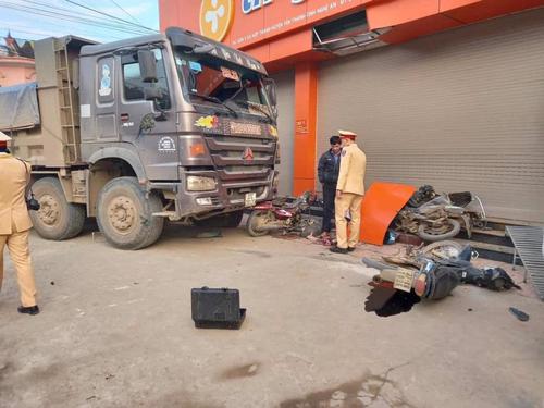 Xe ben bất ngờ nổ lốp, tông thẳng vào 3 chiếc xe máy tại Nghệ An