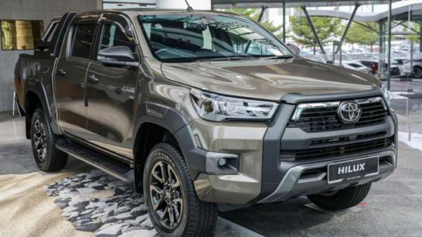 Toyota Hilux 2021 bổ sung thêm trang bị, giá không đổi