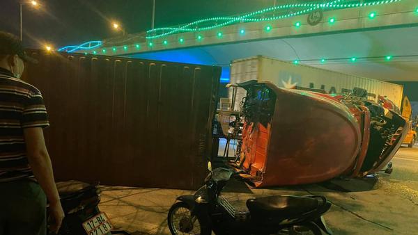Xe container đầu kéo bất ngờ lật nghiêng giữa đường tại ngã 3 cảng Đình Vũ, Hải Phòng