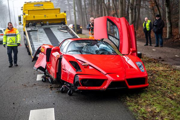 Siêu xe Ferrari Enzo hàng hiếm giá 3,5 triệu USD gặp nạn