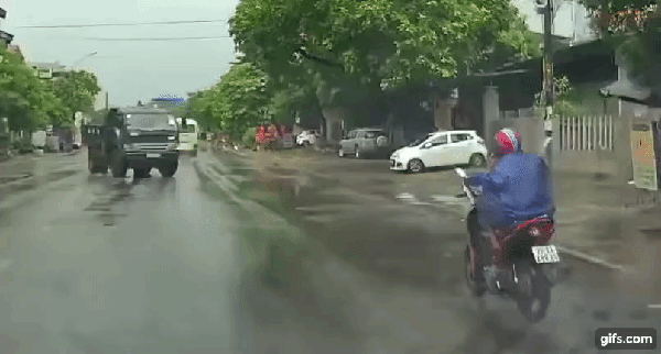 Vừa lái xe vừa nghe điện thoại, người đàn ông ngã mạnh xuống đường tại Thái Nguyên