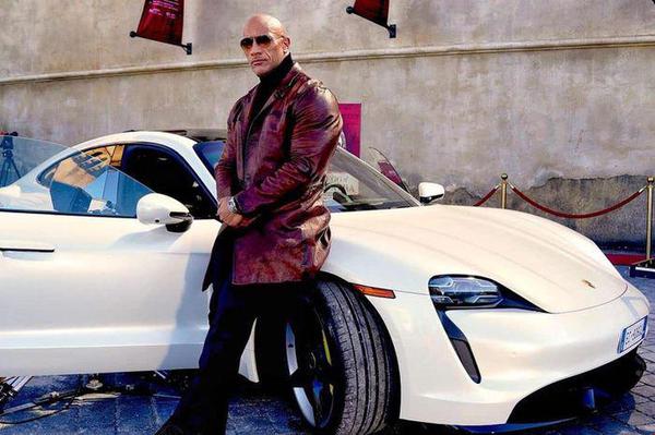 “The Rock” Dwayne Johnson cầm lái Porsche Taycan trong phim mới Red Notice