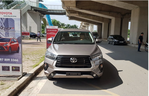 Hình ảnh đầu tiên của Toyota Innova 2020 vừa xuất hiện tại đại lý