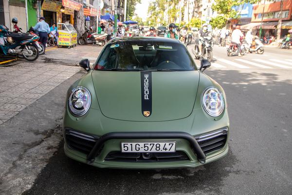 Porsche 911 Turbo S đời 2016 của ông Đặng Lê Nguyên Vũ xuống phố