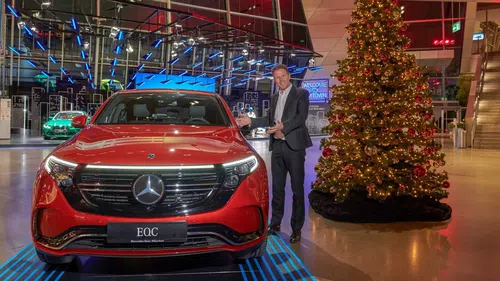 BMW, Mercedes trưng bày xe của nhau để thúc đẩy tình đoàn kết