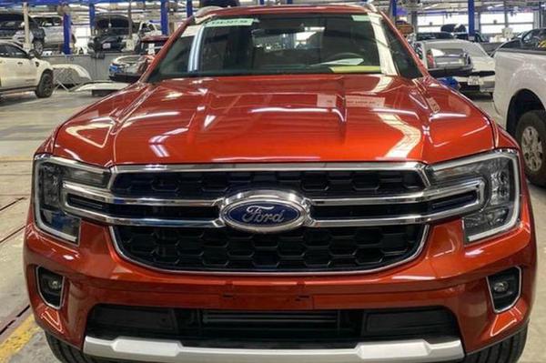 Ford Everest 2023 đã có mặt tại xưởng dịch vụ, chờ ra mắt "quyết đấu" Toyota Fortuner