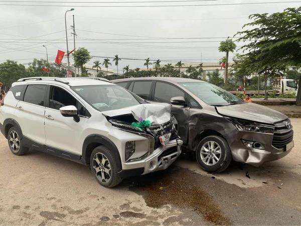 Toyota Innova va chạm Mitsubishi Xpander Cross tại đường giao khiến 2 phương tiện hư hỏng nặng nề