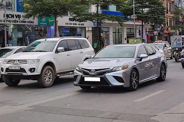 Toyota Camry SE 2021 nhập Mỹ bất ngờ lăn bánh tại Việt Nam