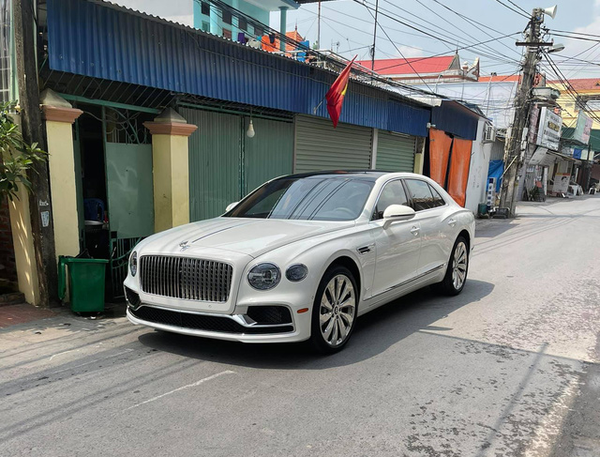 Khám phá Bentley Flying Spur V8 màu trắng đầu tiên tại Việt Nam, mang biển số tứ quý thần tài