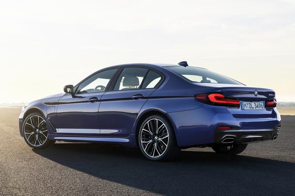 BMW 5-Series 2021 chuẩn bị đến tay khách hàng Malaysia, thị trường Việt Nam cũng chuẩn bị chào đón mẫu xe này
