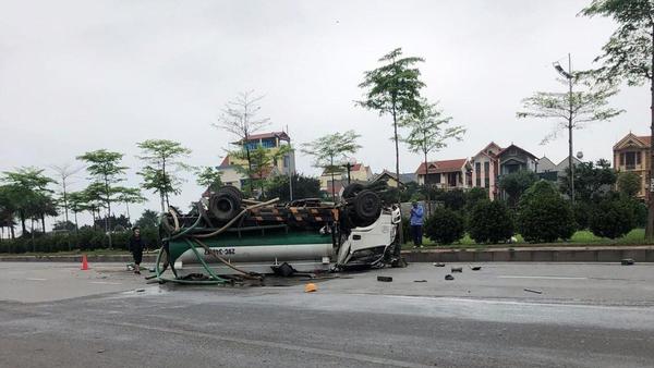 Xe bồn chở xăng dầu lật ngửa giữa đường tại Hà Nội khiến giao thông gặp nhiều khó khăn