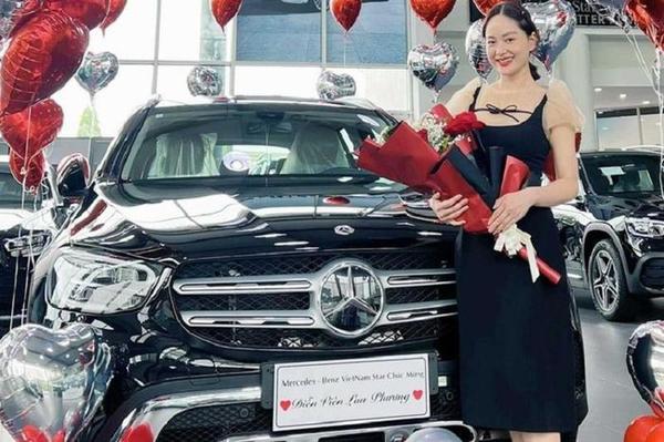Diễn viên Lan Phương cùng chồng Tây "rước" Mercedes-Benz GLC 200 hơn 1,8 tỷ đồng