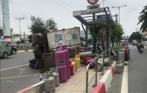 Xe tải chở gas mất lái, lật nhào rồi văng vào nhà chờ xe buýt bên đường tại TP Hồ Chí Minh