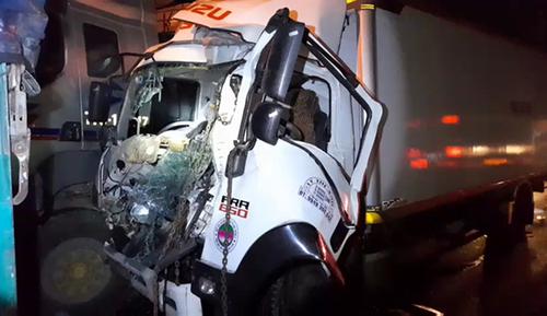 Tài xế ô tô tải tử vong trong cabin sau tai nạn liên hoàn với xe tải và xe đầu kéo trên cao tốc Trung Lương