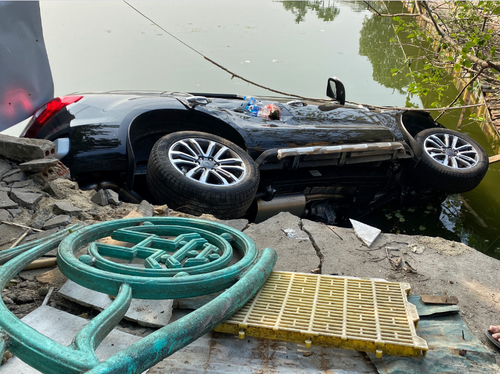 Ô tô mất lái lao xuống hồ, 4 người trên xe may mắn thoát chết