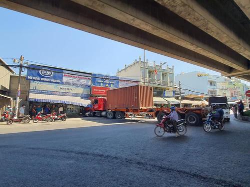 Xe container đầu kéo lao vào cửa hàng bán đồ điện dưới gầm cầu Phú Mỹ khiến 1 người tử vong