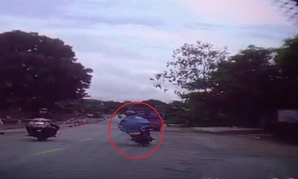 Vượt ẩu, người đàn ông va chạm xe máy rồi bị xe tải cán tử vong tại Nghệ An