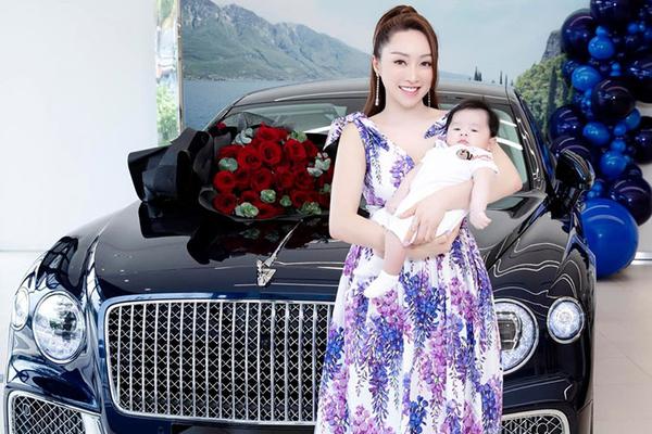 Diễn viên Chi Bảo tặng vợ Bentley Flying Spur V8 gần 20 tỷ đồng