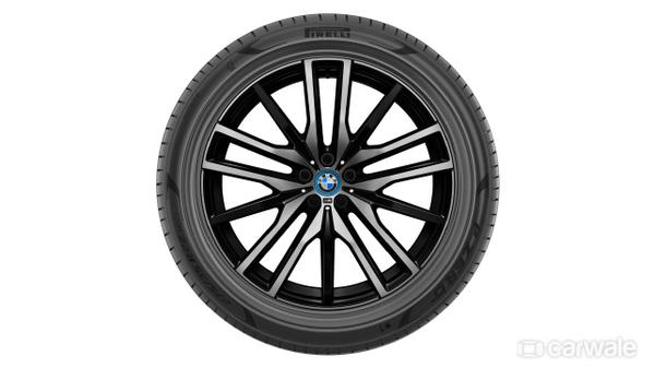 BMW X5 PHEV trở thành chiếc xe đầu tiên sử dụng lốp Pirelli được FSC chứng nhận