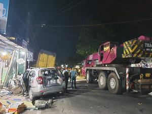 Tai nạn liên tiếp do xe tải tông thẳng vào xe 7 chỗ, va chạm xe máy rồi lao vào nhà dân gây thiệt mạng, bị thương nghiêm trọng nhiều người