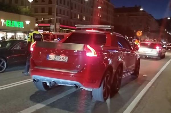 Volvo 6 bánh độc lạ xuất hiện trên đường phố Thụy Điển