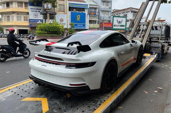 Đặng Lê Nguyên Vũ là người sở hữu Porsche 911 GT3 2022 đầu tiên ở Việt Nam