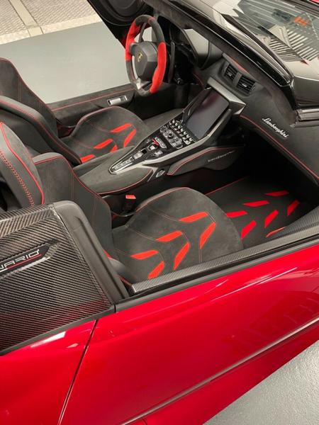 Lamborghini Centenario Roadster với màu sơn đỏ đặc biệt được rao bán với giá 5,6 triệu USD