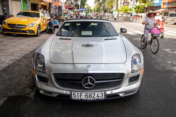 Ông Đặng Lê Nguyên Vũ lái Mercedes-AMG SLS Roadster hàng độc xuống phố