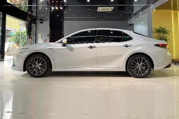 Toyota Camry Hybrid 2022 biển số đẹp "tứ phát" rao bán hơn 3 tỷ đồng ở Hà Nội