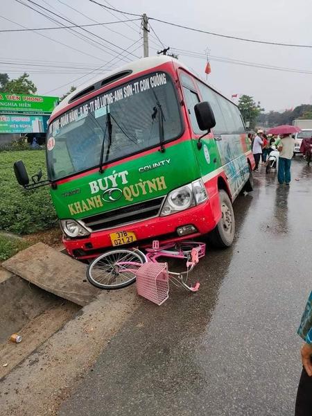 Xe buýt va chạm xe máy rồi tông vào xe đạp khiến một học sinh lớp 5 tử vong